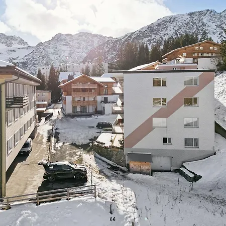 Alpen I I I Modern I Parkplatz